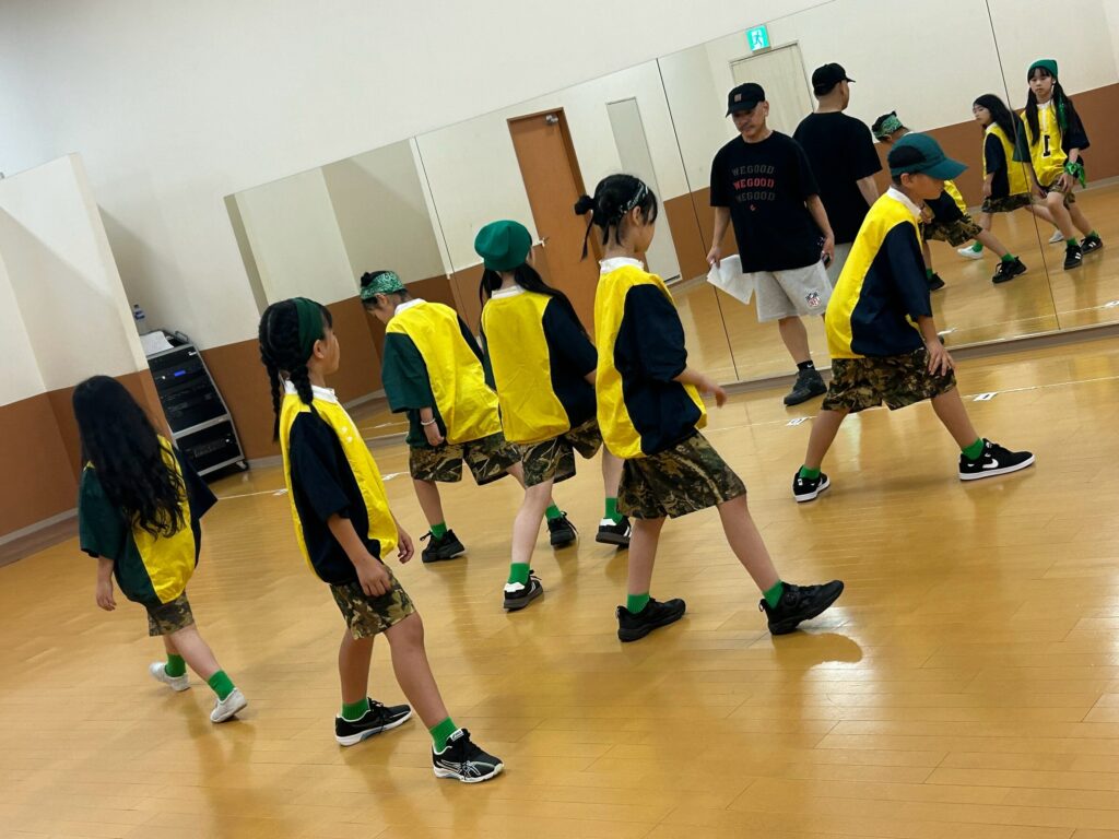 avexダンスマスターのイベント出演に向けて練習する受講生